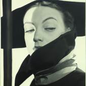 ERWIN BLUMENFELD (1897-1969) Hat Fashion, Dior, New York, 1946. Silbergelatine-Abzug. Vintage. 33 x 26,7 cm. CHF20000/30000