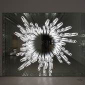 Brigitte Kowanz: Alphabet, 1998/2010 245 × 320 × 45 cm, Neon, Spiegel (ALBERTINA, Wien – Familiensammlung Haselsteiner © ESTATE BRIGITTE KOWANZ / Bildrecht, Wien 2025) Foto: Rainer Iglar