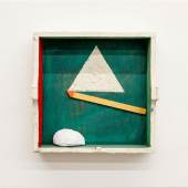 Brigitte Kowanz: Ohne Titel, 1985 30 × 30 × 10 cm, Phosphoreszierende und fluoreszierende Farbe auf Holz, Gips (ESTATE BRIGITTE KOWANZ © ESTATE BRIGITTE KOWANZ / Bildrecht, Wien 2025) Foto: Peter Hoiss