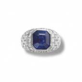 Hochfeiner Saphir-/Brillantring. Oktagonal geschliffener blauer Saphir ca. 7,02 ct. Brillanten ca. 3 ct. Weiß (wesselton), vvs. Fassung 18 ct. WG 