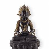 Sitzender Buddha Sitzender Buddha auf Lotossockel. Dhyana Asana. Mudra mit Lebenswasserflasche. Kopfbekrönung. Gezopftes Ushnisha. Gelbguss. Nepal. H 38,5 cm Limitpreis: 	350 €