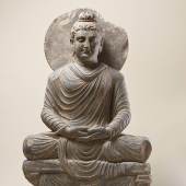 Meditierender Buddha Gandhāra, Nordwest - Pakistan, ca. 2. Jh. n. Chr. Grauer Schiefer mit Spuren von Vergoldung im Gesicht, Privatsammlung (Foto: Rainer Drexel)