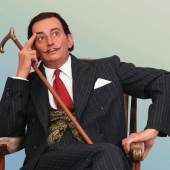 Lisa Büscher: Salvador Dalí als lebensgroße Sitzfigur (Datail. 2016). Foto: Imhof