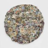 Michael Buthe, Weltkarte, um 1970, Collage (auf Textil, auf Leichtschaumplatte), Kunstmuseum Luzern, Leihgabe aus Privatbesitz © Pro Litteris, Zürich