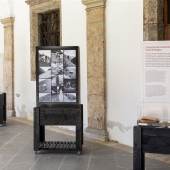 Schautafeln im historischen Kreuzgang des Volkskunstmuseums. © Maria Kirchner