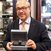  Leica-Mehrheitseigentümer und Aufsichtsratsvorsitzender Andreas Kaufmann mit der Weltrekord-Leica
