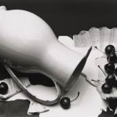 Bild: Irving Penn, The Spilled Cream, New York, 1980. Platinum-palladium print, 1981, 29 x 48,9 cm (11,43 x 19,25 in), Ed. of 58. © The Irving Penn Foundation.