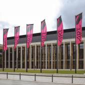 © ARTe Kunstmessen GmbH - Fahnen vor dem RheinMain CongressCenter
