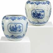 Paar bedeutende Cachepots mit geschnittenem Päoniendekor China | Kangxi-Periode (1622 – 1722) | Porzellan mit weißer Glasur und blauem Dekor | Höhe 50 cm, ø ca. 53cm Taxe: € 30.000 – 40.000