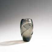 Carlo Scarpa Vase 'Inciso', 1940-42 Schlanke Ovalform. H. 19 cm. Ausführung: Venini & C. Graues Glas Aufrufpreis:	1.000 EUR Schätzpreis:	4.000 - 6.000 EUR