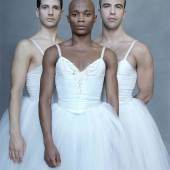 Carlos Renedo, Boysie Dikobe und Davide Marongiu, Tänzer des New Yorker „Les Ballett Trockadero de Monte Carlo“; (C) Michael Dannenmann