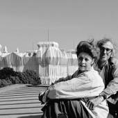 Christo und Jeanne-Claude vor dem Wrapped Reichstag, Berlin 1995, Photo: Wolfgang Volz, © 2021 C