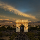 Christo & Wolfgang Volz, Arc de Triomphe, Motiv-12Arc de triomphe, Motiv 12, Fotografie, 2021; 100&66 cm. Preis auf Anfrage