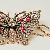((Bild City-Antik-Brosche Schmetterling; Bildnachweis: Oliver Hunter)): Ein Schmetterling aus Wien: Diese reich verzierte Brosche zeigt Oliver Hunter auf der Antik & Kunst in der Messe Sindelfingen.