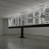 Abb.: Martin Creed, Work No. 1092, Mothers, 2011; Weiße Neonschrift, Foto: Hugo Glendinning