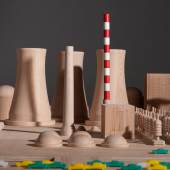 Critical Blocks: Produktdesigner Maykel Roovers entwarf einen Baukastensatz, der sonst nie Teil der Modellbauwelt wird: ein Atomkraftwerk, eine Megafarm und eine Großwohnanlage, die durch Autobahnen miteinander verbunden sind. © Maykel Roovers