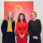 Bundeskanzlerin Brigitte Bierlein zwischen Belvedere-Direktorin Stella Rollig und ART&ANTIQUE-Chefin Alexandra Graski-Hoffmann vor den Gemälden der Malerin Christa Hauer (1925-2013).