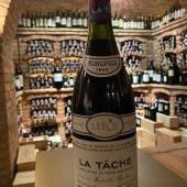 1 Flasche 0,75 l 97 Parker Punkte für den La Tâche. Von der Domaine Romanée-Conti, dem teuersten Weingut der Welt. Praktisch nicht mehr zu bekommen. Trinkreif. 100% Pinot Noir. Startpreis 1.900,-