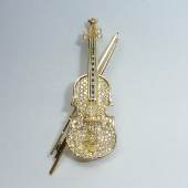  Brosche, die auch als Anhänger getragen werden kann  Goldene Brosche in Form einer Violine, Arbeit der 1990er Jahre Bild: Pintar Schmuck & Design des 20. Jahrhunderts