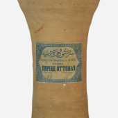 Bechertrommel mit Etikett zur Wiener Weltausstellung 1873, Inv.Nr. 5648 © KHM-Museumsverband 