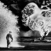 Sebastião Salgado: Fireball, Greater Burhan Oil Field, Kuwait 1991, Foto auf Fotopapier glänzend, später Druck, signiert, ca. 23 x 32 auf 30 x 40 cm