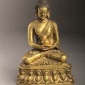 Feuervergoldete Bronze des Buddha Shakyamuni Tibet, 17. Jh., Höhe 15,8 cm Foto: © Galerie Darya