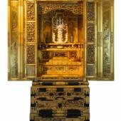 Prachtvoller buddhistischer Schrein. Japan, Anfang 20. Jahrhundert H x B x T: 219 x 76 x 73 cm Bild: Galerie Darya