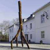 Skulptur Lightning Strike von David Nash vor dem Museum Biedermann  Copyright: Margit Biedermann Foundation, Donaueschingen und VG Bild Kunst, Bonn 2015