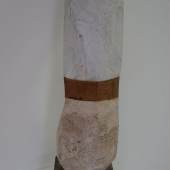 Skulptur 21: Art Lilau, Peanuts, Kalkstein, Kirsche und Basaltlava, 2020, Höhe 51 cm mit Stahlsockel. 950 €.