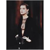 © Photographie de Claus Ohm / Yves Saint Laurent / Claus Ohm – DR.  —  Kleid getragen von Ewa Meissner, Collection Haute Couture Herbst-Winter 1993. 