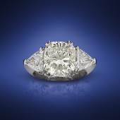 Diamantring, zus. ca. 7,57 ct, Diamant im Cushionschliff 5,77 ct, zwei Diamanten im Trillionschliff, zus. ca. 1,80 ct. Schätzwert € 100.000 - 150.000