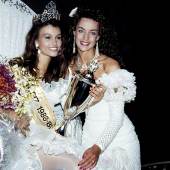 Miss Schweiz Karina Berger (links) und Ex-Miss Schweiz Renate Walther, 1988 © Schweizerisches Nationalmuseum