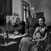 Doktor Juan Farill und Frida Kahlo in ihrem Atelier im Blauen Haus, fotografiert von Gisèle Freund, 1951. Diego Rivera & Frida Kahlo Archives, Bank of Mexico, Treuhänder im Diego Rivera and Frida Kahlo Museum Trust  © VG Bild-Kunst, Bonn 2023