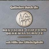 Bronzetafel "Gefördert durch die Deutsche Stiftung Denkmalschutz mit Hilfe der GlücksSpirale"