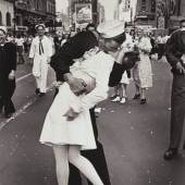 ALFRED EISENSTAEDT (1898–1995) ‘V. J. Day Kiss’, Times Square, New York 1945 Silbergelatine-Abzug, geprintet 1988 44,5 x 30,5 cm. Ergebnis: 24.000 Euro © WestLicht Auction