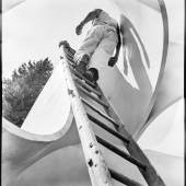 Ernst Scheidegger, Errichtung der Skulptur «Kontinuität» von Max Bill in ihrer ersten Gipsfassung, Zürich, 1947 Lambda Print © Stiftung Ernst Scheidegger-Archiv, Zürich