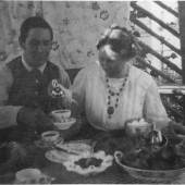 FRANZ UND MARIA MARC IN DER GARTENLAUBE IN SINDELSDORF, 1911 Foto: Wassily Kandinsky  Franz and Maria Marc in their arbor at Sindelsdorf, 1911 Photograph: Wassily Kandinsky
