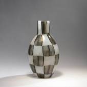 Ercole Barovier Vase 'Parabolico', 1957 Balusterform. H. 43 cm. Ausführung: Barovier & Toso. Aufrufpreis:	4.000 EUR Schätzpreis:	5.000 - 8.000 EUR