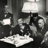Erich Salomon, Französische Delegation schaut sich Erich Salomon Fotografien an, in der Bildmitte: der französische Ministerpräsident Léon Blum, Genf 1936 © Urheberrechte am Werk erloschen 