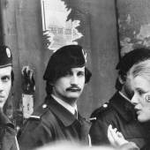 POLIZISTEN UND DEMONSTRANTIN, UM 1980 Foto: Unbekannt