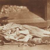 Esther and her Doll - schlafendes Mädchen mit Puppe, um 1845, Kalotypie (c) David Octavius Hill 