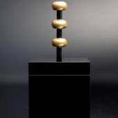 Ettore Sottsass, Box 1, Entwurf 2007, für MaruTomi, Japan. Urushi-Lack, schwarz und Gold (Roiro Technik)
