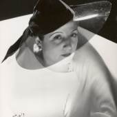 ATELIER D’ORA | Madame Agnès mit einem Hut aus Samt mit durchsichtiger Krempe | um 1936 © Photoinstitut Bonartes, Wien | Foto: Photoinstitut Bonartes, Wien
