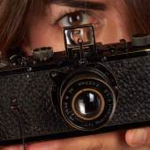 001 Leica 0-Serie Nur etwa 25 0-Serien Kameras wurden von Leitz 1923, Seriennummer: 122 Schätzpreis: EUR 700.000–900.000 erzielter Preis 2.400.000 EURO