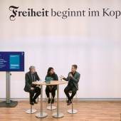 FAZ Bühne Meron Mendel und Saba-Nur Cheema 2022 (c) Frankfurter Buchmesse