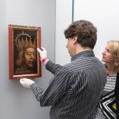 Das Rudolfsporträt wird in die Vitrine im Dom Museum Wien eingebaut. Foto: Marlene Fröhlich