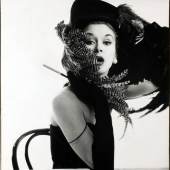 IRVING PENN (1917–2009) ‘Woman in Chicken Hat (Lisa Fonssagrives-Penn)’, New-York 1949 Silbergelatine-Abzug, Vintage 42,0 x 39,8 cm. Ergebnis: 66.000 Euro © WestLicht Auction