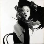 IRVING PENN (1917–2009) ‘Woman in Chicken Hat (Lisa Fonssagrives-Penn)’, New-York 1949 Silbergelatine-Abzug, Vintage 42,0 x 39,8 cm Fotografenstempel und handschriftliche Negativnummer auf der Rückseite. Startpreis: 25.000 EUR Schätzpreis: 50.000 - 60.000 EUR