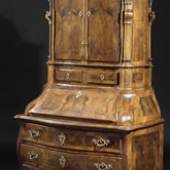 Aufbau à trois corps. Dreischübiges Kommodenteil. Schrägklappe vor fünfschübigem Schreibkabinett. Aufbau mit zwei Türen und zwei kleinen Schubladen. Wohl orig. Beschläge, vorwiegend orig. Schlösser. Leichte Alterssch. Nussbaum, Nussbaummaser, Fadeneinlagen in Mooreiche u.a. 215x120x65 cm (6211084)