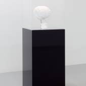 Thomas Feuerstein, LSD (LONG SWEET DIARY), 2010, Glucose, Metall, Spiegelglas, Sockel, 170 x 65 x 65 cm, Courtesy Galerie Elisabeth & Klaus Thoman Innsbruck / Wien
